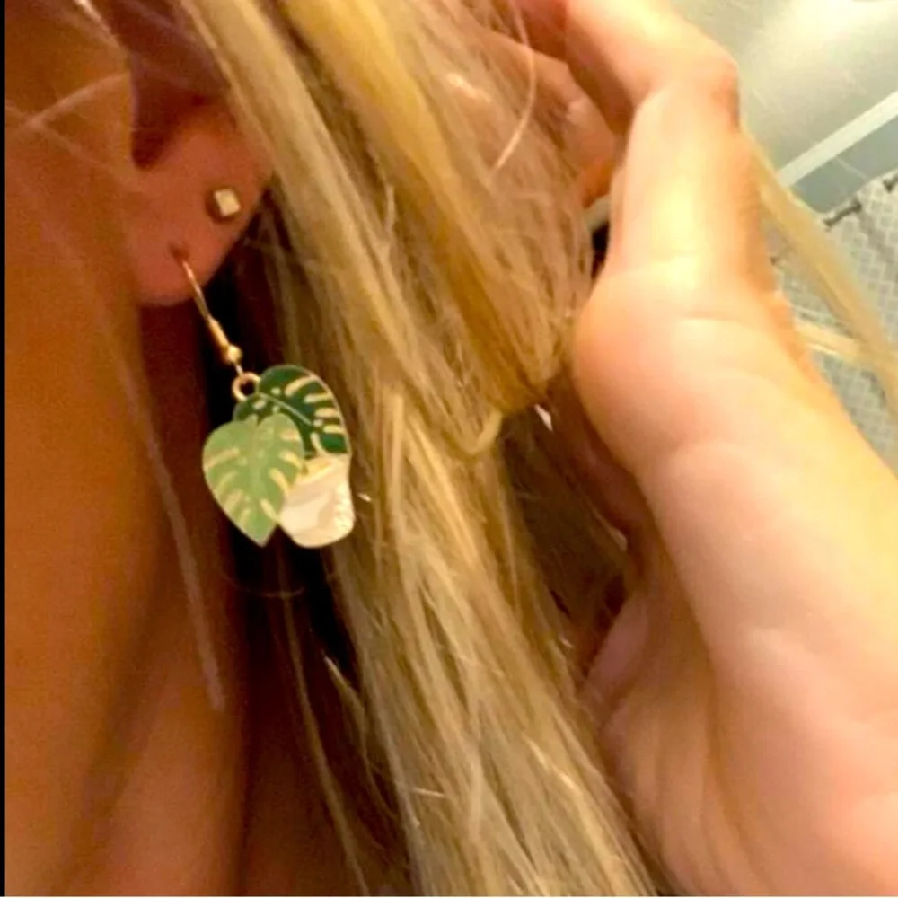 πΏ Plant Lady Beautiful Monstera Leaf Dangle Earrings Green & GoldπΏ - Picture 5 of 10